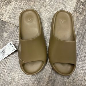 Brand new Yeezy slides women’s 6.5 SEND OFFERS❗️#yeezy